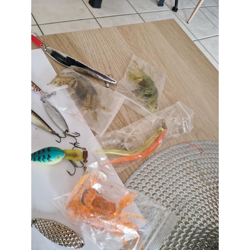 LOT DIVERS - Materiel de pêche (plombs, leurres, cuillers, etc.)
