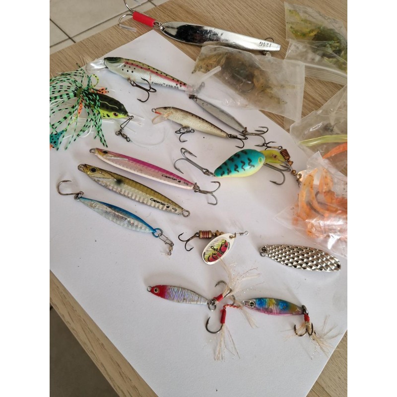 LOT DIVERS - Materiel de pêche (plombs, leurres, cuillers, etc.)