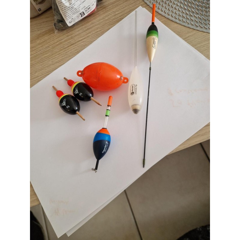 LOT DIVERS - Materiel de pêche (plombs, leurres, cuillers, etc.)