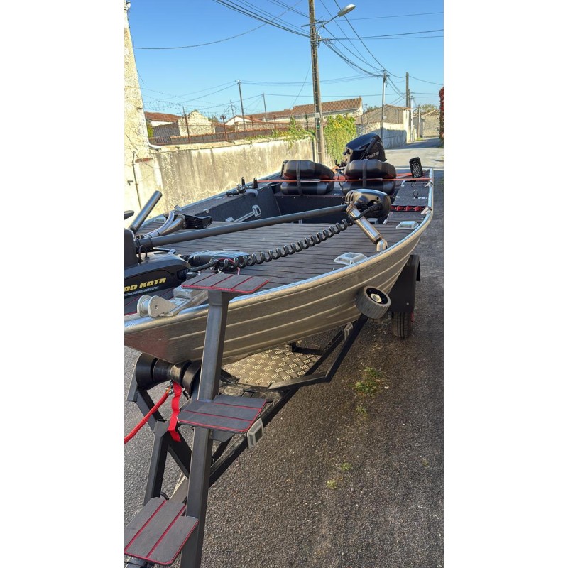 AAVA - Bass boat ( + remorque, moteur avant, moteur arrière, sondes, etc.)
