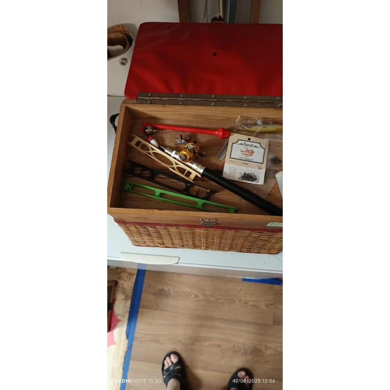 LOT - Divers Matériel de pêche (Ensembles cannes + moulinets, Petit matériel, Epuisettes, etc.)