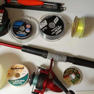 LOT - Divers Matériel de pêche (Ensembles cannes + moulinets, Petit matériel, Epuisettes, etc.)