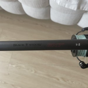 BLACK MAGIC & OKUMA - Ensemble Canne Black Widow Ext 31 lb (2 brins) 80-110G + Moulinet Okuma Ceymar CXT-55