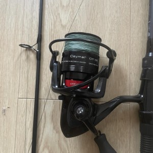 BLACK MAGIC & OKUMA - Ensemble Canne Black Widow Ext 31 lb (2 brins) 80-110G + Moulinet Okuma Ceymar CXT-55