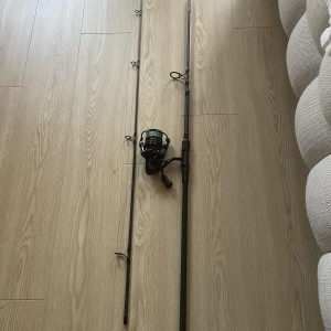 BLACK MAGIC & OKUMA - Ensemble Canne Black Widow Ext 31 lb (2 brins) 80-110G + Moulinet Okuma Ceymar CXT-55