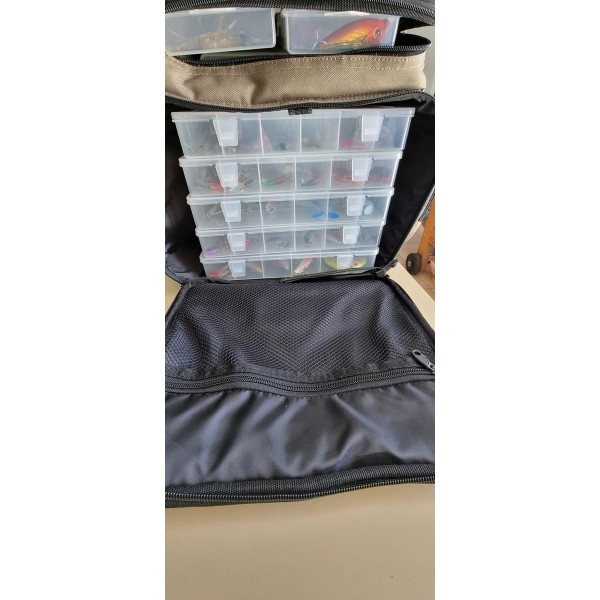 Sac Caperlan + Lot de 8 boites de leurres (souples, minnow, cuiller, etc.)