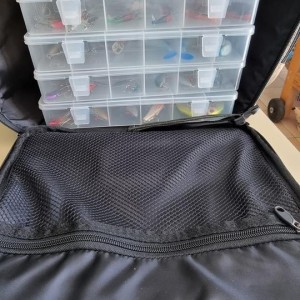 Sac Caperlan + Lot de 8 boites de leurres (souples, minnow, cuiller, etc.)