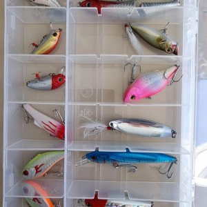 Sac Caperlan + Lot de 8 boites de leurres (souples, minnow, cuiller, etc.)