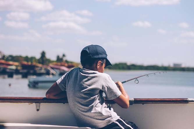 Comment débuter la pêche? Techniques faciles, conseils et erreurs à éviter